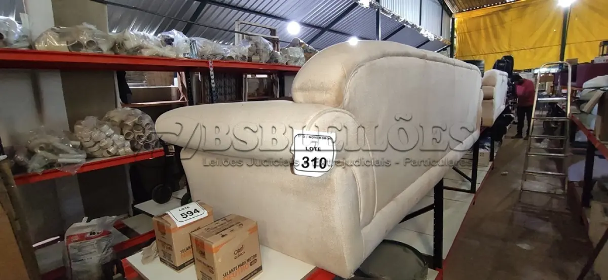 LOTE 310 - 01 SOFÁ DE 04 LUGARES NA COR BRANCO. (NO ESTADO) ATENÇÃO! FAZER A VISITAÇÃO ANTES DE ARREMATAR, NÃO SABEMOS SE FUNCIONA, LEILÃO NÃO TEM GARANTIA E NEM DEVOLUÇÃO, SUJEITO A POSSÍVEIS AVARIAS VISÍVEIS/OCULTAS E/OU AUSÊNCIA DE COMPONENTES.