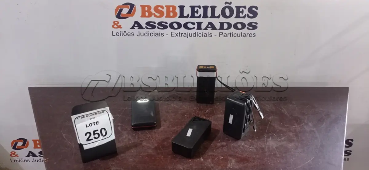 LOTE 250 - 04 POWER BANKS DE MARCAS E POTÊNCIAS DIVERSAS. (NO ESTADO) ATENÇÃO! FAZER A VISITAÇÃO ANTES DE ARREMATAR, NÃO SABEMOS SE FUNCIONA, LEILÃO NÃO TEM GARANTIA E NEM DEVOLUÇÃO, SUJEITO A POSSÍVEIS AVARIAS VISÍVEIS/OCULTAS E/OU AUSÊNCIA DE COMPONENTES.