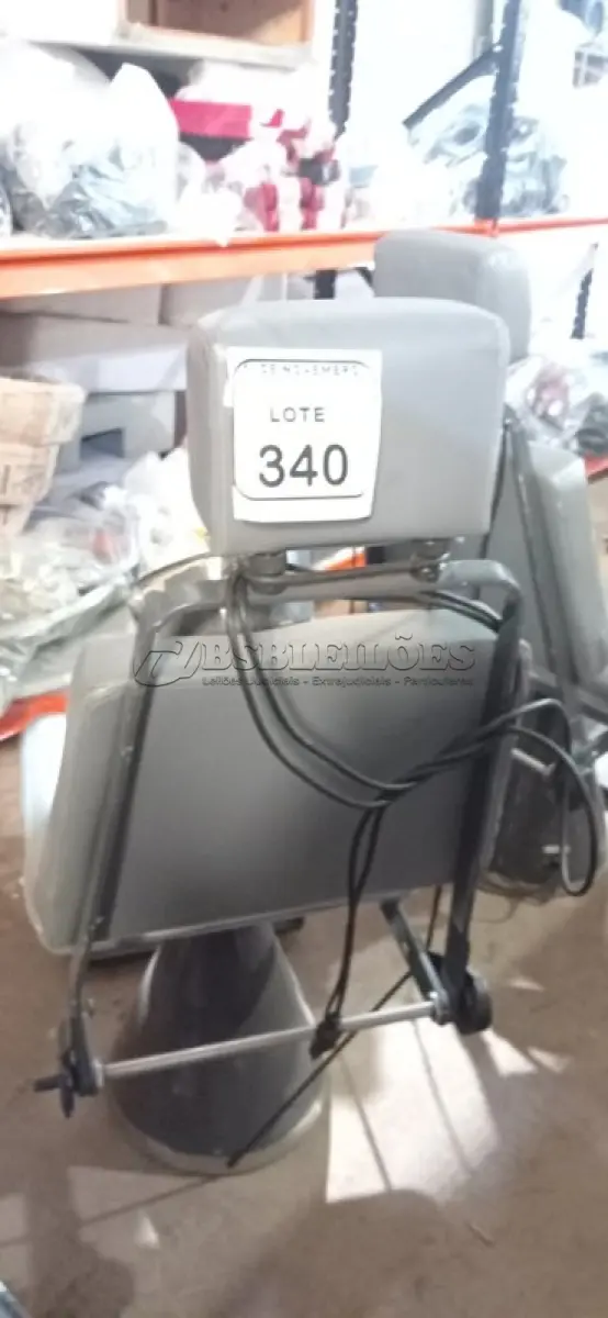 LOTE 340 - 01 POLTRONA DE COLETA DE SANGUE. (NO ESTADO) ATENÇÃO! FAZER A VISITAÇÃO ANTES DE ARREMATAR, NÃO SABEMOS SE FUNCIONA, LEILÃO NÃO TEM GARANTIA E NEM DEVOLUÇÃO, SUJEITO A POSSÍVEIS AVARIAS VISÍVEIS/OCULTAS E/OU AUSÊNCIA DE COMPONENTES.