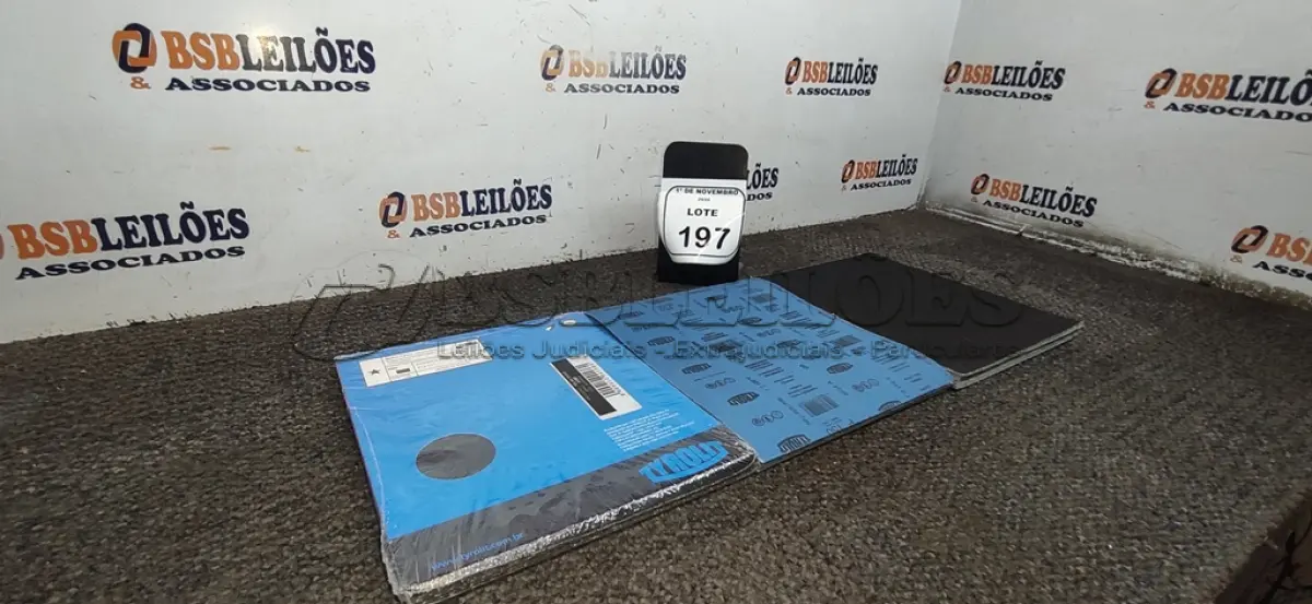 LOTE 197 - 01 LOTE COM GRANDE QUANTIDADE DE FOLHAS DE LIXA. (NO ESTADO) ATENÇÃO! FAZER A VISITAÇÃO ANTES DE ARREMATAR, NÃO SABEMOS SE FUNCIONA, LEILÃO NÃO TEM GARANTIA E NEM DEVOLUÇÃO, SUJEITO A POSSÍVEIS AVARIAS VISÍVEIS/OCULTAS E/OU AUSÊNCIA DE COMPONENTES.