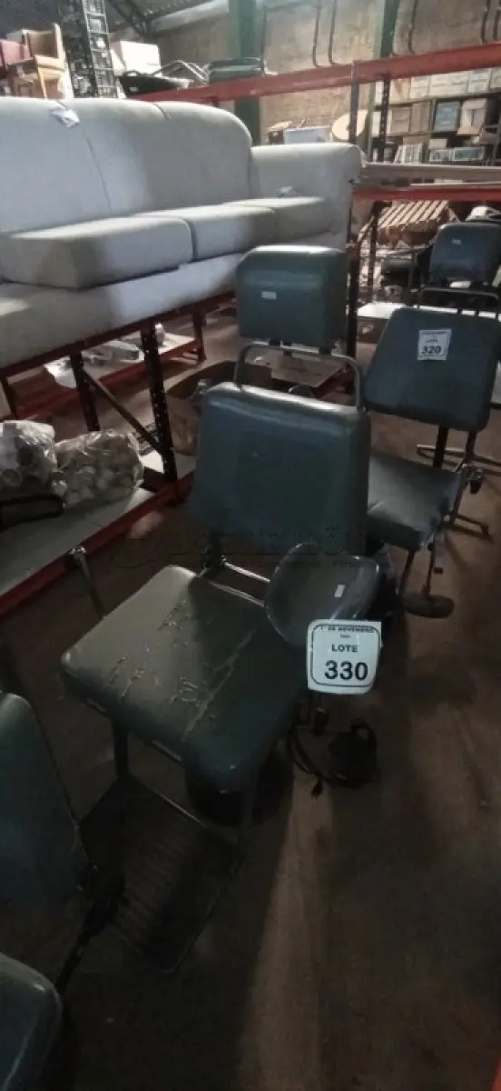 LOTE 330 - 01 POLTRONA DE COLETA DE SANGUE. (NO ESTADO) ATENÇÃO! FAZER A VISITAÇÃO ANTES DE ARREMATAR, NÃO SABEMOS SE FUNCIONA, LEILÃO NÃO TEM GARANTIA E NEM DEVOLUÇÃO, SUJEITO A POSSÍVEIS AVARIAS VISÍVEIS/OCULTAS E/OU AUSÊNCIA DE COMPONENTES.