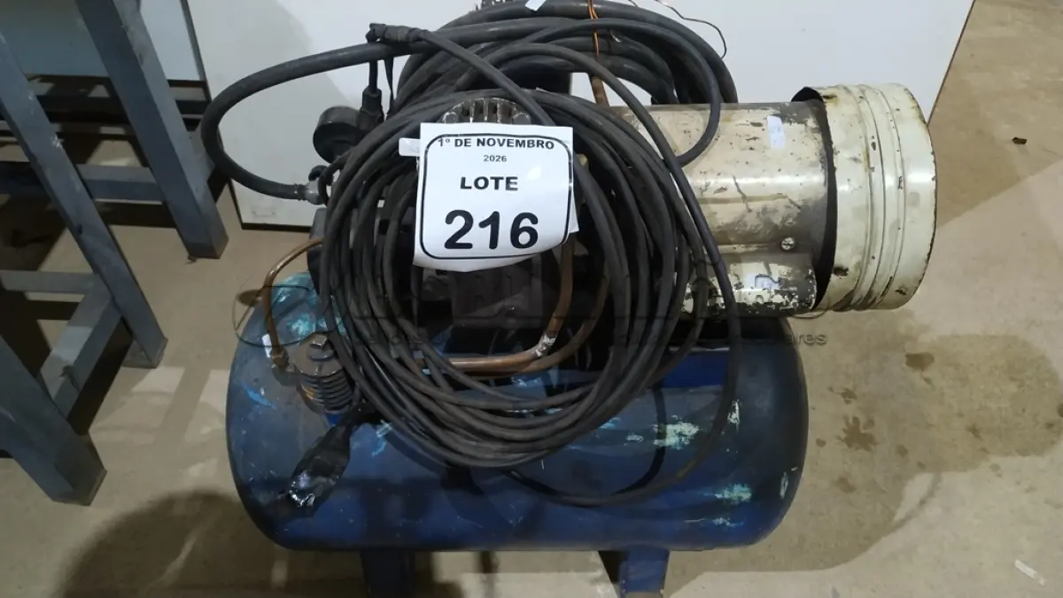 LOTE 216 - 01 COMPRESSOR DE AR. (NO ESTADO) ATENÇÃO! FAZER A VISITAÇÃO ANTES DE ARREMATAR, NÃO SABEMOS SE FUNCIONA, LEILÃO NÃO TEM GARANTIA E NEM DEVOLUÇÃO, SUJEITO A POSSÍVEIS AVARIAS VISÍVEIS/OCULTAS E/OU AUSÊNCIA DE COMPONENTES.