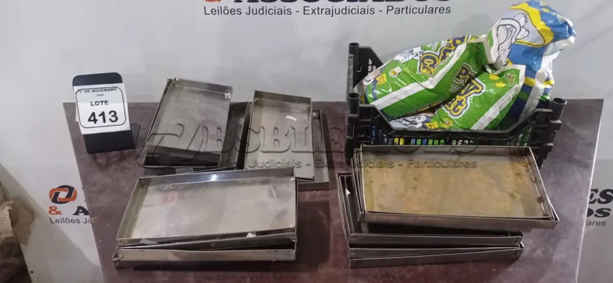 LOTE 413 - 03 PACOTES DE GRANULADO SANITÁRIO PARA PETS DE 4KG CADA E VÁRIAS BANDEJAS PEQUENAS DE INOX. (NO ESTADO) ATENÇÃO! FAZER A VISITAÇÃO ANTES DE ARREMATAR, NÃO SABEMOS SE FUNCIONA, LEILÃO NÃO TEM GARANTIA E NEM DEVOLUÇÃO, SUJEITO A POSSÍVEIS AVARIAS VISÍVEIS/OCULTAS E/OU AUSÊNCIA DE COMPONENTES.