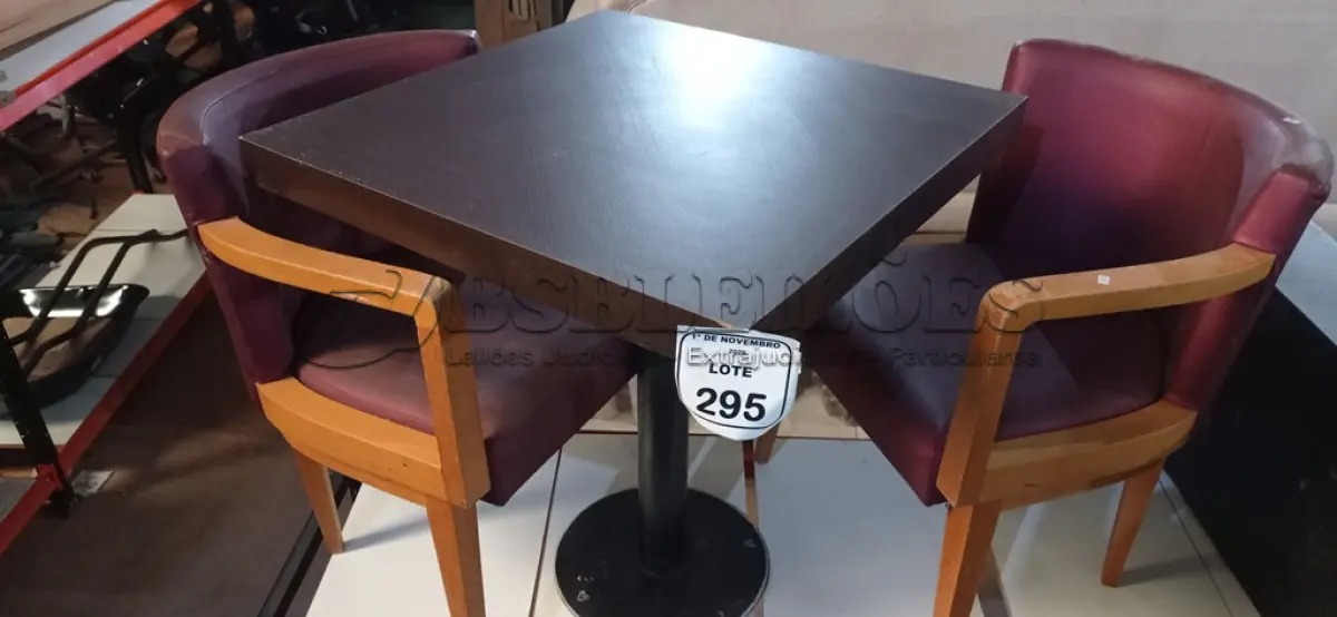 LOTE 295 - 02 CADEIRAS DE MADEIRA COM ASSENTOS ALMOFADADOS E 01 MESA DE MADEIRA COM TAMPO DE 70X68 CM. (NO ESTADO) ATENÇÃO! FAZER A VISITAÇÃO ANTES DE ARREMATAR, NÃO SABEMOS SE FUNCIONA, LEILÃO NÃO TEM GARANTIA E NEM DEVOLUÇÃO, SUJEITO A POSSÍVEIS AVARIAS VISÍVEIS/OCULTAS E/OU AUSÊNCIA DE COMPONENTES.