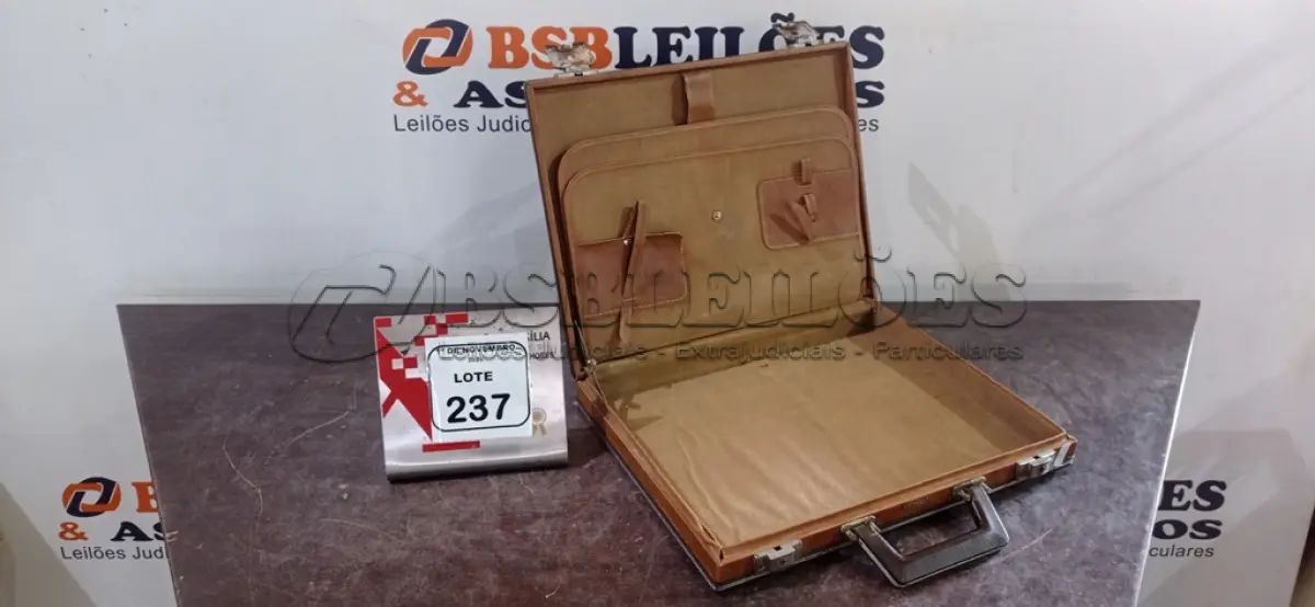 LOTE 237 - 01 PASTA EXECUTIVA EM COURO. (NO ESTADO) ATENÇÃO! FAZER A VISITAÇÃO ANTES DE ARREMATAR, NÃO SABEMOS SE FUNCIONA, LEILÃO NÃO TEM GARANTIA E NEM DEVOLUÇÃO, SUJEITO A POSSÍVEIS AVARIAS VISÍVEIS/OCULTAS E/OU AUSÊNCIA DE COMPONENTES.