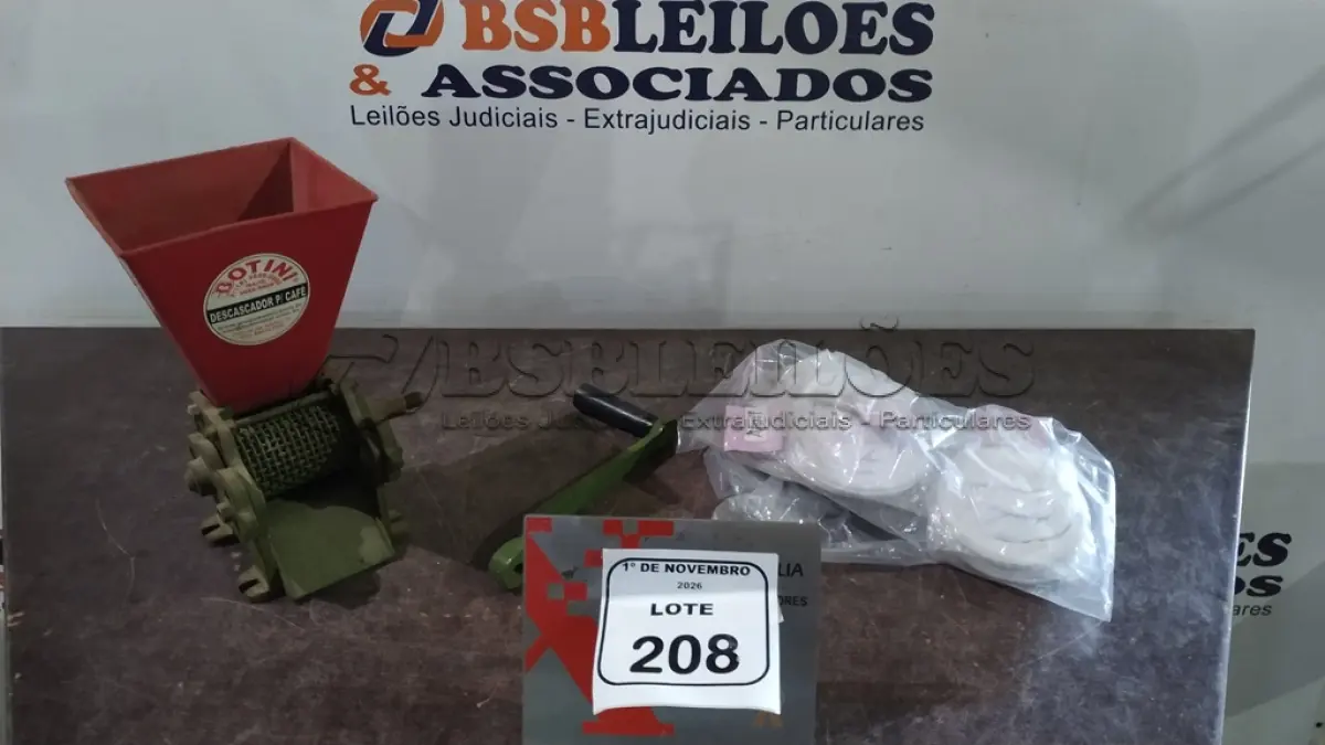LOTE 208 - 01 DESCASCADOR DE CAFÉ E VÁRIOS PANOS COADORES. (NO ESTADO) ATENÇÃO! FAZER A VISITAÇÃO ANTES DE ARREMATAR, NÃO SABEMOS SE FUNCIONA, LEILÃO NÃO TEM GARANTIA E NEM DEVOLUÇÃO, SUJEITO A POSSÍVEIS AVARIAS VISÍVEIS/OCULTAS E/OU AUSÊNCIA DE COMPONENTES.