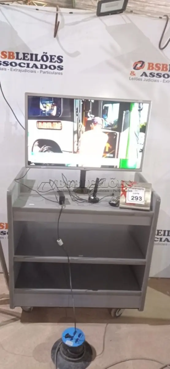 LOTE 293 - 01 CARRINHO DE MADEIRA COM 02 PRATELEIRAS COM 01 TV DE 32’’ MARCA LG ACOPLADA. (NO ESTADO) ATENÇÃO! FAZER A VISITAÇÃO ANTES DE ARREMATAR, NÃO SABEMOS SE FUNCIONA, LEILÃO NÃO TEM GARANTIA E NEM DEVOLUÇÃO, SUJEITO A POSSÍVEIS AVARIAS VISÍVEIS/OCULTAS E/OU AUSÊNCIA DE COMPONENTES.