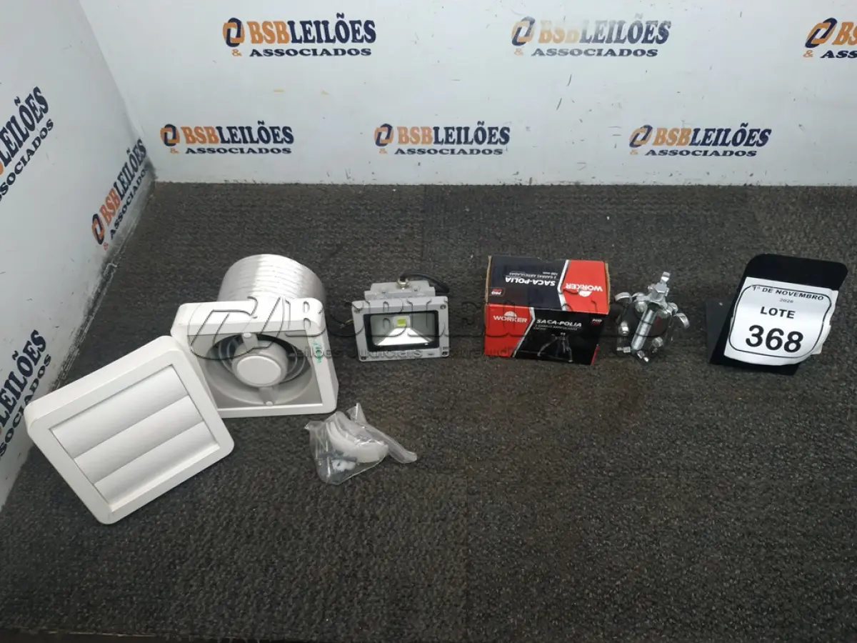 LOTE 368 - 01 RENOVADOR DE AR/EXAUSTOR PEQUENO MARCA VENTOKIT, 01 REFLETOR LED PEQUENO E 01 SACA POLIA MARCA WORKER. (NO ESTADO) ATENÇÃO! FAZER A VISITAÇÃO ANTES DE ARREMATAR, NÃO SABEMOS SE FUNCIONA, LEILÃO NÃO TEM GARANTIA E NEM DEVOLUÇÃO, SUJEITO A POSSÍVEIS AVARIAS VISÍVEIS/OCULTAS E/OU AUSÊNCIA DE COMPONENTES.