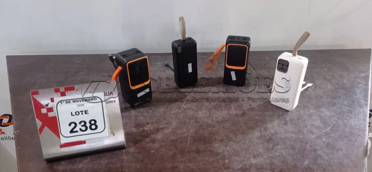 LOTE 238 - 04 POWER BANKS DE MARCAS E POTÊNCIAS DIVERSAS. (NO ESTADO) ATENÇÃO! FAZER A VISITAÇÃO ANTES DE ARREMATAR, NÃO SABEMOS SE FUNCIONA, LEILÃO NÃO TEM GARANTIA E NEM DEVOLUÇÃO, SUJEITO A POSSÍVEIS AVARIAS VISÍVEIS/OCULTAS E/OU AUSÊNCIA DE COMPONENTES.