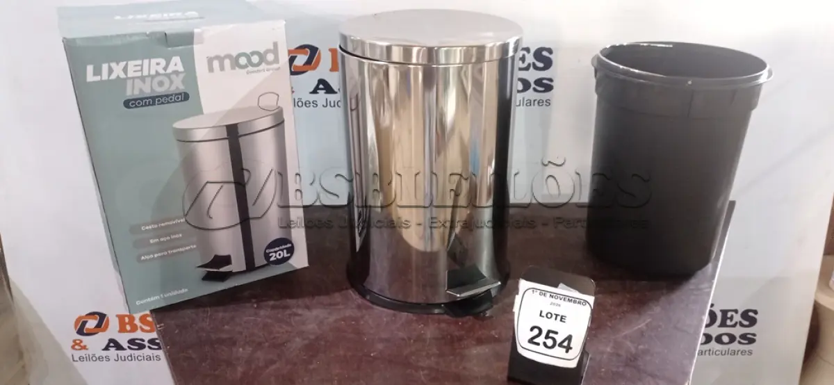 LOTE 254 - 01 LIXEIRA COM PEDAL INOX DE 20L. (NO ESTADO) ATENÇÃO! FAZER A VISITAÇÃO ANTES DE ARREMATAR, NÃO SABEMOS SE FUNCIONA, LEILÃO NÃO TEM GARANTIA E NEM DEVOLUÇÃO, SUJEITO A POSSÍVEIS AVARIAS VISÍVEIS/OCULTAS E/OU AUSÊNCIA DE COMPONENTES.