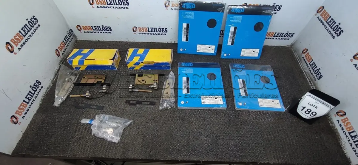 LOTE 189 - 01 LOTE COM GRANDE QUANTIDADE DE FOLHAS DE LIXA E 02 FECHADURAS. (NO ESTADO) ATENÇÃO! FAZER A VISITAÇÃO ANTES DE ARREMATAR, NÃO SABEMOS SE FUNCIONA, LEILÃO NÃO TEM GARANTIA E NEM DEVOLUÇÃO, SUJEITO A POSSÍVEIS AVARIAS VISÍVEIS/OCULTAS E/OU AUSÊNCIA DE COMPONENTES.