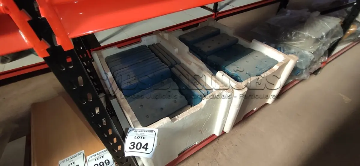 LOTE 304 - 01 LOTE COM GRANDE QUANTIDADE DE PLACAS DE GELO ARTIFICIAL REUTILIZÁVEL. (NO ESTADO) ATENÇÃO! FAZER A VISITAÇÃO ANTES DE ARREMATAR, NÃO SABEMOS SE FUNCIONA, LEILÃO NÃO TEM GARANTIA E NEM DEVOLUÇÃO, SUJEITO A POSSÍVEIS AVARIAS VISÍVEIS/OCULTAS E/OU AUSÊNCIA DE COMPONENTES.