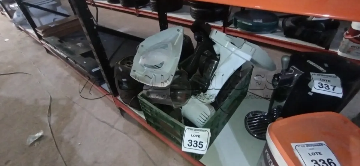 LOTE 335 - 01 LOTE COM VÁRIAS PEÇAS E DIVERSOS ELETRODOMÉSTICOS PARA RETIRADA DE PEÇAS. (NO ESTADO) ATENÇÃO! FAZER A VISITAÇÃO ANTES DE ARREMATAR, NÃO SABEMOS SE FUNCIONA, LEILÃO NÃO TEM GARANTIA E NEM DEVOLUÇÃO, SUJEITO A POSSÍVEIS AVARIAS VISÍVEIS/OCULTAS E/OU AUSÊNCIA DE COMPONENTES.