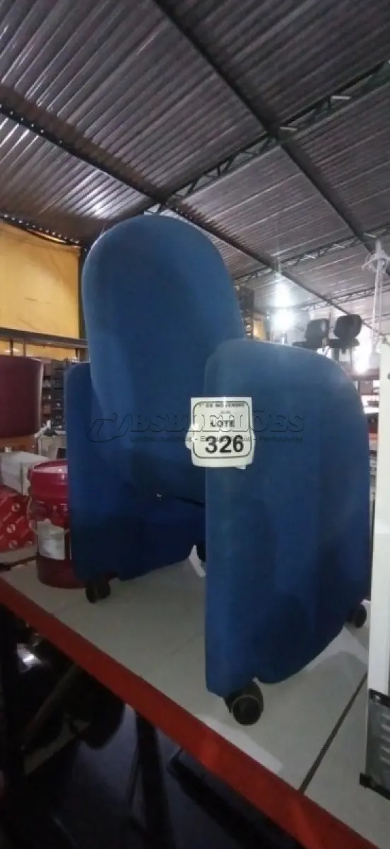 LOTE 326 - 01 CADEIRA POLTRONA COM RODINHAS NA COR AZUL. (NO ESTADO) ATENÇÃO! FAZER A VISITAÇÃO ANTES DE ARREMATAR, NÃO SABEMOS SE FUNCIONA, LEILÃO NÃO TEM GARANTIA E NEM DEVOLUÇÃO, SUJEITO A POSSÍVEIS AVARIAS VISÍVEIS/OCULTAS E/OU AUSÊNCIA DE COMPONENTES.