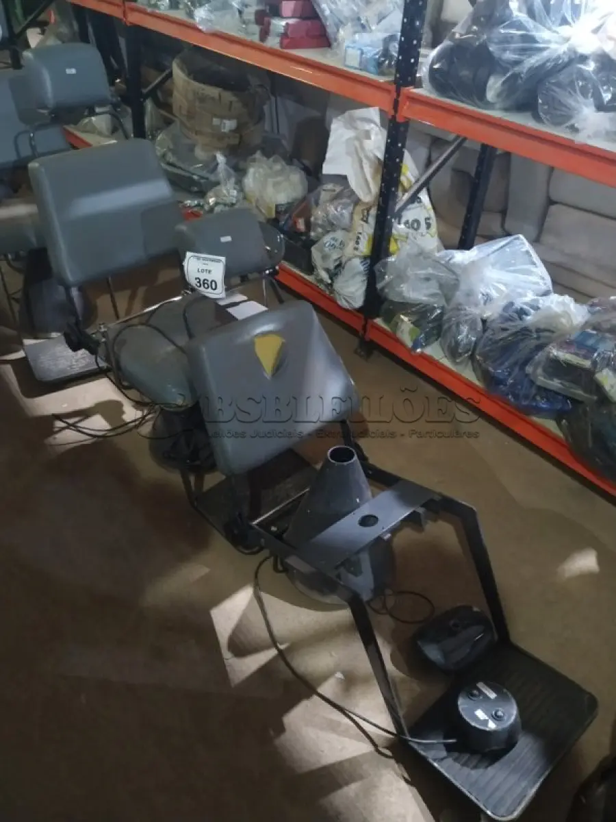 LOTE 360 - 02 POLTRONAS DE COLETA DE SANGUE. (NO ESTADO) ATENÇÃO! FAZER A VISITAÇÃO ANTES DE ARREMATAR, NÃO SABEMOS SE FUNCIONA, LEILÃO NÃO TEM GARANTIA E NEM DEVOLUÇÃO, SUJEITO A POSSÍVEIS AVARIAS VISÍVEIS/OCULTAS E/OU AUSÊNCIA DE COMPONENTES.