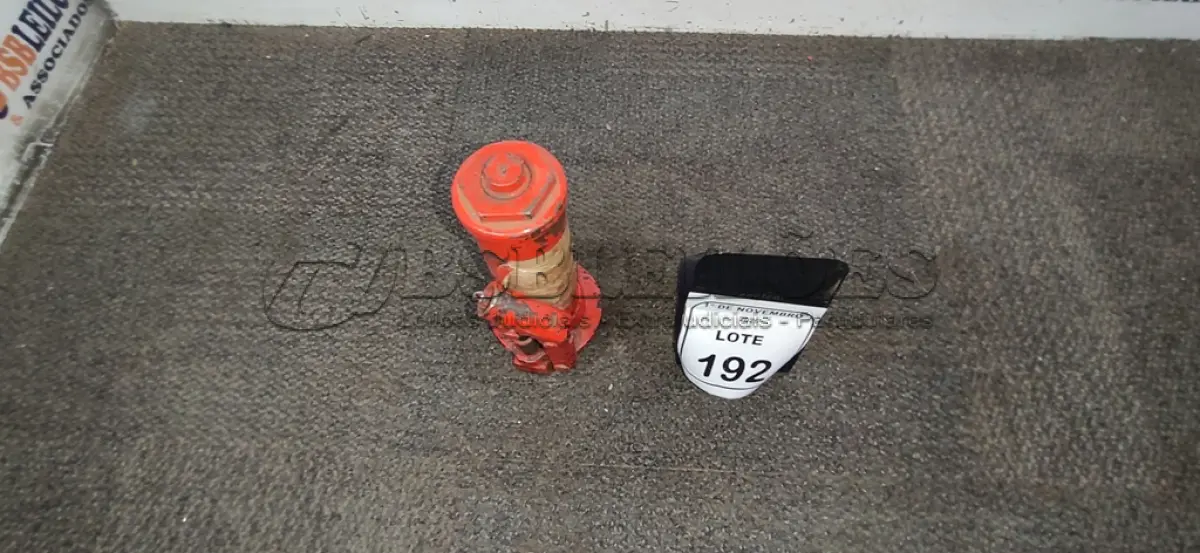 LOTE 192 - 01 MACACO HIDRÁULICO TIPO GARRAFA. (NO ESTADO) ATENÇÃO! FAZER A VISITAÇÃO ANTES DE ARREMATAR, NÃO SABEMOS SE FUNCIONA, LEILÃO NÃO TEM GARANTIA E NEM DEVOLUÇÃO, SUJEITO A POSSÍVEIS AVARIAS VISÍVEIS/OCULTAS E/OU AUSÊNCIA DE COMPONENTES.
