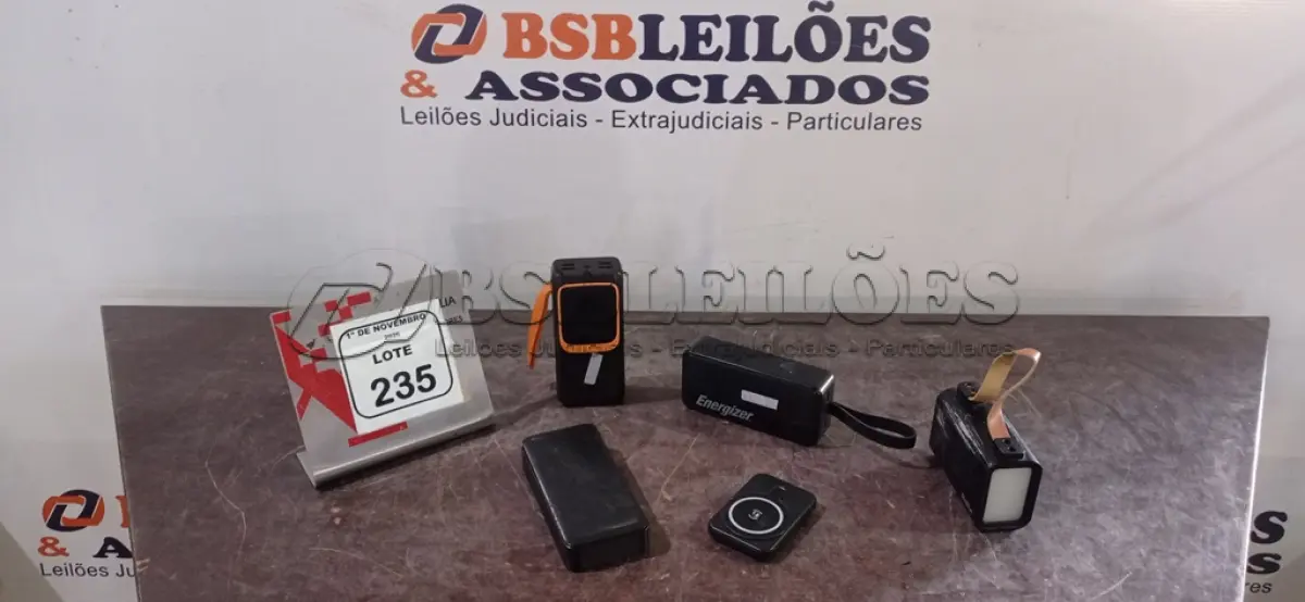 LOTE 235 - 05 POWER BANKS DE MARCAS E POTÊNCIAS DIVERSAS. (NO ESTADO) ATENÇÃO! FAZER A VISITAÇÃO ANTES DE ARREMATAR, NÃO SABEMOS SE FUNCIONA, LEILÃO NÃO TEM GARANTIA E NEM DEVOLUÇÃO, SUJEITO A POSSÍVEIS AVARIAS VISÍVEIS/OCULTAS E/OU AUSÊNCIA DE COMPONENTES.
