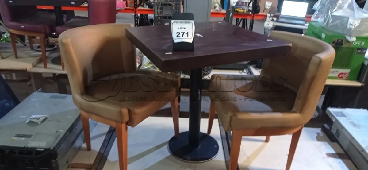 LOTE 271 - 02 CADEIRAS DE MADEIRA COM ASSENTOS ALMOFADADOS E 01 MESA DE MADEIRA COM TAMPO DE 70X68 CM. (NO ESTADO) ATENÇÃO! FAZER A VISITAÇÃO ANTES DE ARREMATAR, NÃO SABEMOS SE FUNCIONA, LEILÃO NÃO TEM GARANTIA E NEM DEVOLUÇÃO, SUJEITO A POSSÍVEIS AVARIAS VISÍVEIS/OCULTAS E/OU AUSÊNCIA DE COMPONENTES.