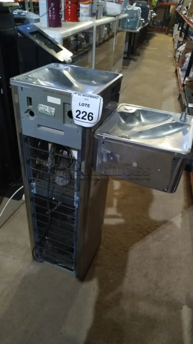 LOTE 226 - 01 BEBEDOURO TIPO TORRE CONJUGADO EM INOX. (NO ESTADO) ATENÇÃO! FAZER A VISITAÇÃO ANTES DE ARREMATAR, NÃO SABEMOS SE FUNCIONA, LEILÃO NÃO TEM GARANTIA E NEM DEVOLUÇÃO, SUJEITO A POSSÍVEIS AVARIAS VISÍVEIS/OCULTAS E/OU AUSÊNCIA DE COMPONENTES.