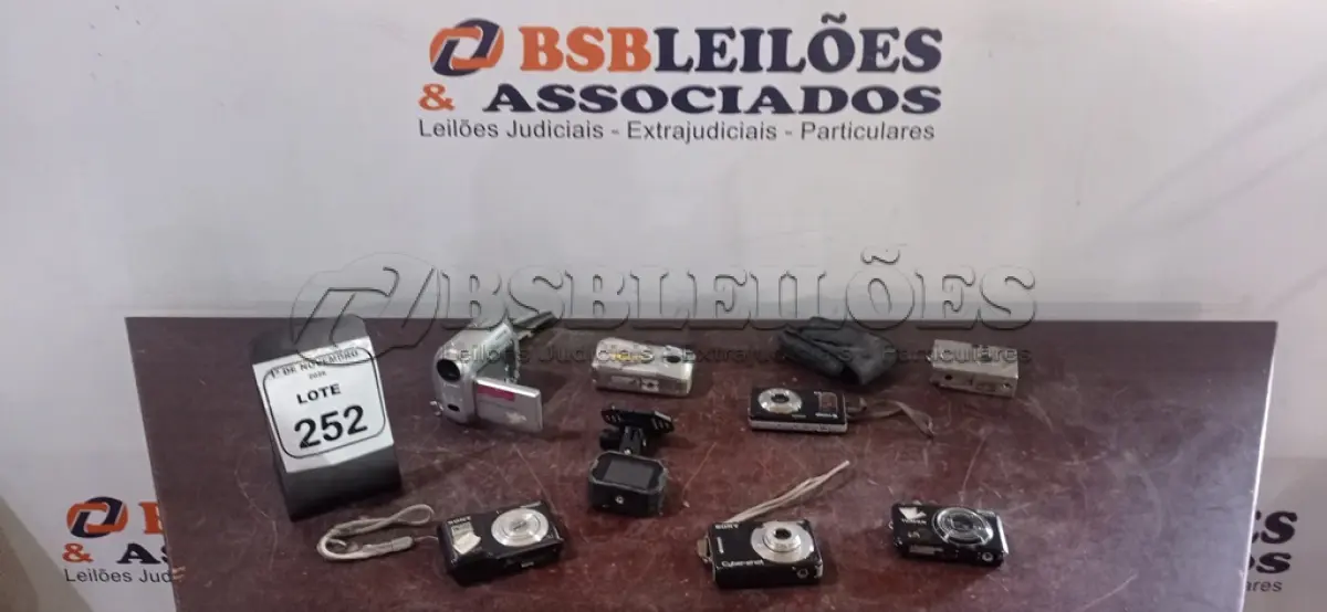LOTE 252 - 05 CÂMERAS FOTOGRÁFICAS DE MARCAS E MODELOS DIVERSOS. (NO ESTADO) ATENÇÃO! FAZER A VISITAÇÃO ANTES DE ARREMATAR, NÃO SABEMOS SE FUNCIONA, LEILÃO NÃO TEM GARANTIA E NEM DEVOLUÇÃO, SUJEITO A POSSÍVEIS AVARIAS VISÍVEIS/OCULTAS E/OU AUSÊNCIA DE COMPONENTES.