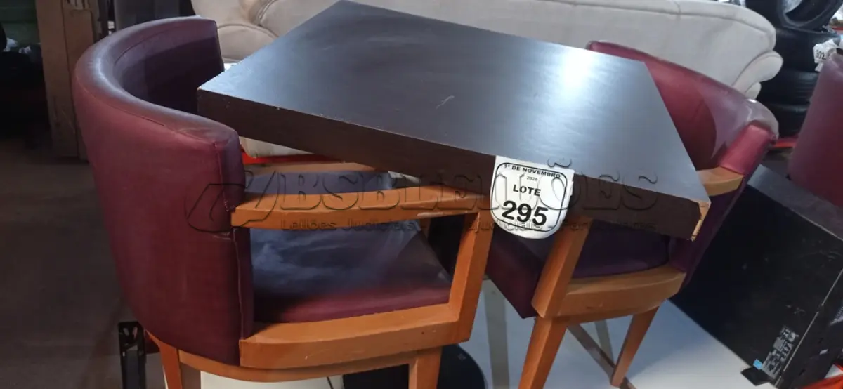 LOTE 295 - 02 CADEIRAS DE MADEIRA COM ASSENTOS ALMOFADADOS E 01 MESA DE MADEIRA COM TAMPO DE 70X68 CM. (NO ESTADO) ATENÇÃO! FAZER A VISITAÇÃO ANTES DE ARREMATAR, NÃO SABEMOS SE FUNCIONA, LEILÃO NÃO TEM GARANTIA E NEM DEVOLUÇÃO, SUJEITO A POSSÍVEIS AVARIAS VISÍVEIS/OCULTAS E/OU AUSÊNCIA DE COMPONENTES.