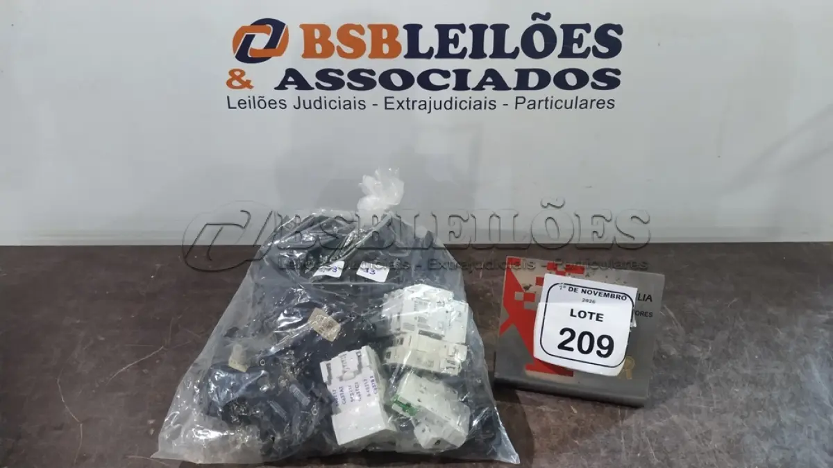 LOTE 209 - 01 LOTE COM VÁRIOS INTERRUPTORES DE MODELOS DIVERSOS. (NO ESTADO) ATENÇÃO! FAZER A VISITAÇÃO ANTES DE ARREMATAR, NÃO SABEMOS SE FUNCIONA, LEILÃO NÃO TEM GARANTIA E NEM DEVOLUÇÃO, SUJEITO A POSSÍVEIS AVARIAS VISÍVEIS/OCULTAS E/OU AUSÊNCIA DE COMPONENTES.