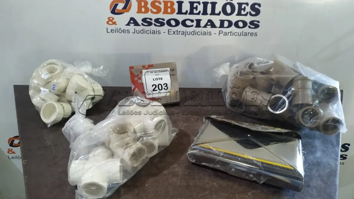 LOTE 203 - 01 CAIXA DE CORREIO DE METAL E GRANDE QUANTIDADE DE CONEXÕES HIDRÁULICAS DE MODELOS E MEDIDAS DIVERSOS. (NO ESTADO) ATENÇÃO! FAZER A VISITAÇÃO ANTES DE ARREMATAR, NÃO SABEMOS SE FUNCIONA, LEILÃO NÃO TEM GARANTIA E NEM DEVOLUÇÃO, SUJEITO A POSSÍVEIS AVARIAS VISÍVEIS/OCULTAS E/OU AUSÊNCIA DE COMPONENTES.