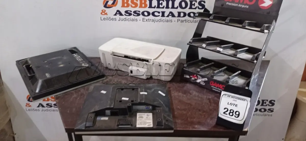 LOTE 289 - 01 EXPOSITOR, 01 IMPRESSORA MODELO DESKJET 1115 MARCA HP E 02 MONITORES. (NO ESTADO) ATENÇÃO! FAZER A VISITAÇÃO ANTES DE ARREMATAR, NÃO SABEMOS SE FUNCIONA, LEILÃO NÃO TEM GARANTIA E NEM DEVOLUÇÃO, SUJEITO A POSSÍVEIS AVARIAS VISÍVEIS/OCULTAS E/OU AUSÊNCIA DE COMPONENTES.