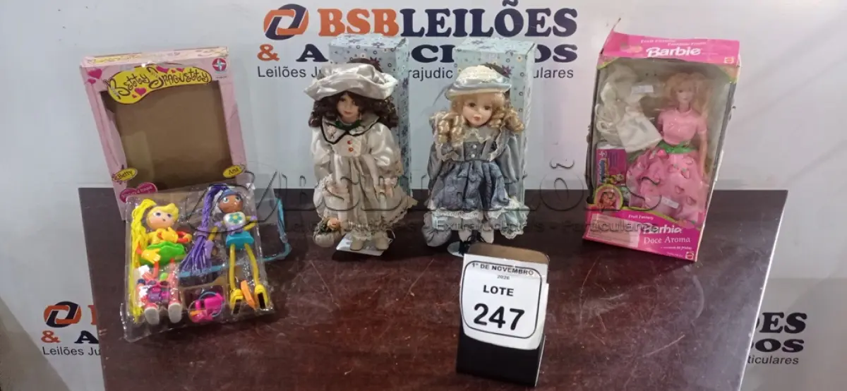 LOTE 247 - 02 BONECAS DE PORCELANA, 01 BONECA BARBIE E 02 BONECAS BETTY SPAGUETTY NA CAIXA. (NO ESTADO) ATENÇÃO! FAZER A VISITAÇÃO ANTES DE ARREMATAR, NÃO SABEMOS SE FUNCIONA, LEILÃO NÃO TEM GARANTIA E NEM DEVOLUÇÃO, SUJEITO A POSSÍVEIS AVARIAS VISÍVEIS/OCULTAS E/OU AUSÊNCIA DE COMPONENTES.