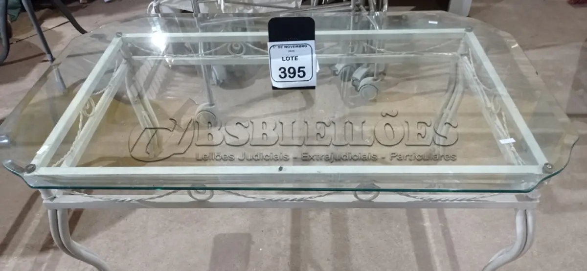 LOTE 395 - 01 MESA DE CENTRO COM BASE DE FERRO E TAMPO EM VIDRO DE 1,20X0,70M. (NO ESTADO) ATENÇÃO! FAZER A VISITAÇÃO ANTES DE ARREMATAR, NÃO SABEMOS SE FUNCIONA, LEILÃO NÃO TEM GARANTIA E NEM DEVOLUÇÃO, SUJEITO A POSSÍVEIS AVARIAS VISÍVEIS/OCULTAS E/OU AUSÊNCIA DE COMPONENTES.