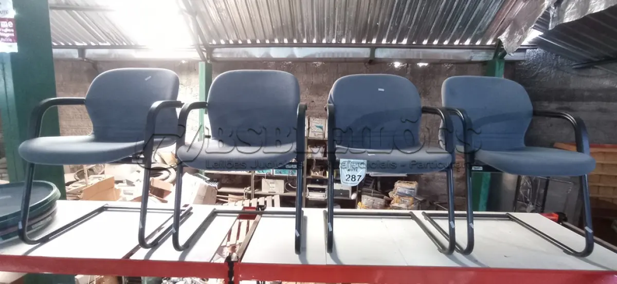 LOTE 287 - 04 CADEIRAS DE PÉS FIXOS NA COR CINZA. (NO ESTADO) ATENÇÃO! FAZER A VISITAÇÃO ANTES DE ARREMATAR, NÃO SABEMOS SE FUNCIONA, LEILÃO NÃO TEM GARANTIA E NEM DEVOLUÇÃO, SUJEITO A POSSÍVEIS AVARIAS VISÍVEIS/OCULTAS E/OU AUSÊNCIA DE COMPONENTES.