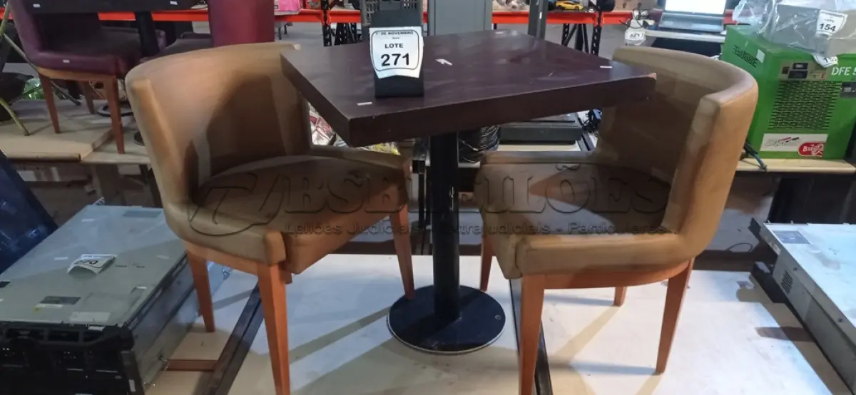 LOTE 271 - 02 CADEIRAS DE MADEIRA COM ASSENTOS ALMOFADADOS E 01 MESA DE MADEIRA COM TAMPO DE 70X68 CM. (NO ESTADO) ATENÇÃO! FAZER A VISITAÇÃO ANTES DE ARREMATAR, NÃO SABEMOS SE FUNCIONA, LEILÃO NÃO TEM GARANTIA E NEM DEVOLUÇÃO, SUJEITO A POSSÍVEIS AVARIAS VISÍVEIS/OCULTAS E/OU AUSÊNCIA DE COMPONENTES.