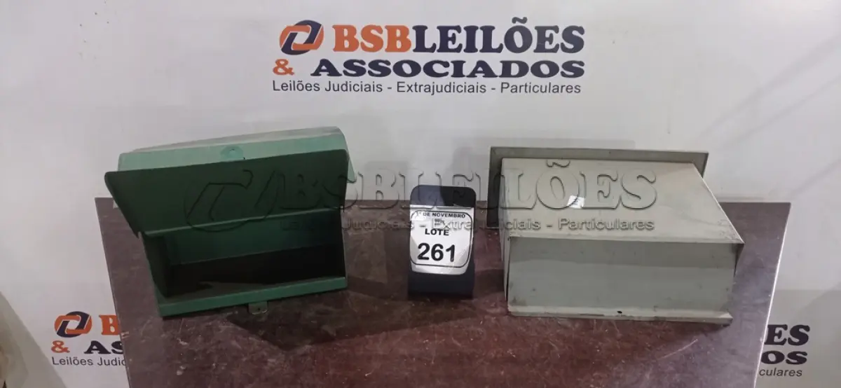LOTE 261 - 02 CAIXAS DE CORREIO DE FERRO. (NO ESTADO) ATENÇÃO! FAZER A VISITAÇÃO ANTES DE ARREMATAR, NÃO SABEMOS SE FUNCIONA, LEILÃO NÃO TEM GARANTIA E NEM DEVOLUÇÃO, SUJEITO A POSSÍVEIS AVARIAS VISÍVEIS/OCULTAS E/OU AUSÊNCIA DE COMPONENTES.