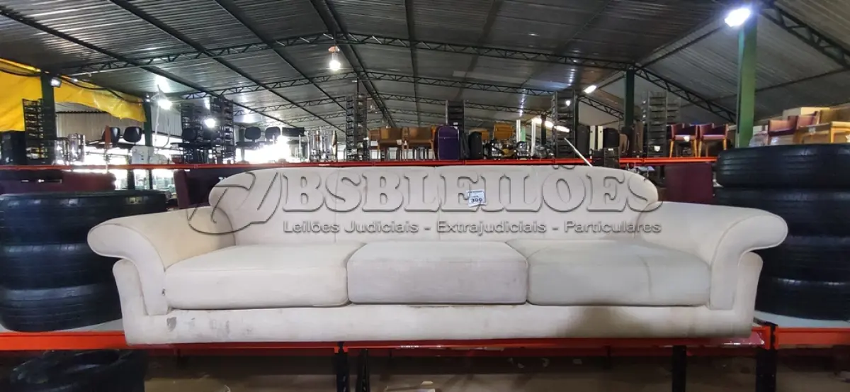 LOTE 300 - 01 SOFÁ DE 04 LUGARES NA COR BRANCO. (NO ESTADO) ATENÇÃO! FAZER A VISITAÇÃO ANTES DE ARREMATAR, NÃO SABEMOS SE FUNCIONA, LEILÃO NÃO TEM GARANTIA E NEM DEVOLUÇÃO, SUJEITO A POSSÍVEIS AVARIAS VISÍVEIS/OCULTAS E/OU AUSÊNCIA DE COMPONENTES.