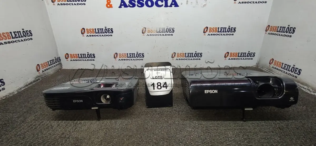 LOTE 184 - 02 PROJETORES MARCA EPSON SEM CABOS. (NO ESTADO) ATENÇÃO! FAZER A VISITAÇÃO ANTES DE ARREMATAR, NÃO SABEMOS SE FUNCIONA, LEILÃO NÃO TEM GARANTIA E NEM DEVOLUÇÃO, SUJEITO A POSSÍVEIS AVARIAS VISÍVEIS/OCULTAS E/OU AUSÊNCIA DE COMPONENTES.