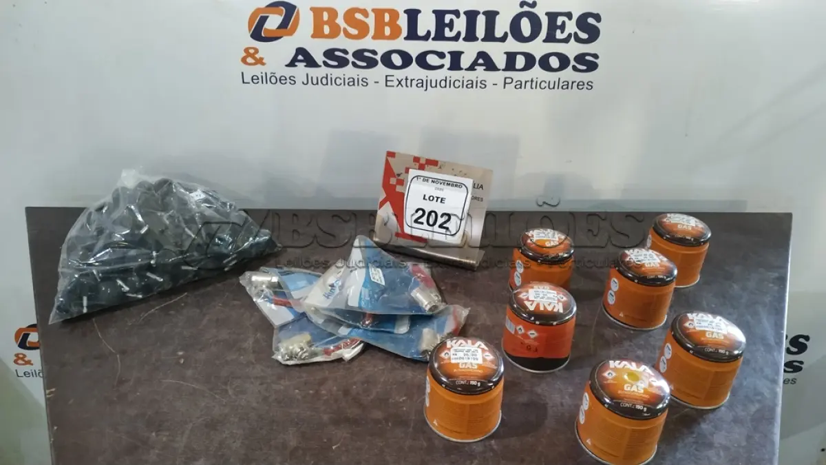 LOTE 202 - 07 LATAS REFIS CARTUCHO DE GÁS BUTANO/PROPANO DE 190G CADA MARCA KALA, 05 REGISTROS ESFERA DE 3/8 E GRANDE QUANTIDADE DE RODINHAS PARA MÓVEIS. (NO ESTADO) ATENÇÃO! FAZER A VISITAÇÃO ANTES DE ARREMATAR, NÃO SABEMOS SE FUNCIONA, LEILÃO NÃO TEM GARANTIA E NEM DEVOLUÇÃO, SUJEITO A POSSÍVEIS AVARIAS VISÍVEIS/OCULTAS E/OU AUSÊNCIA DE COMPONENTES.