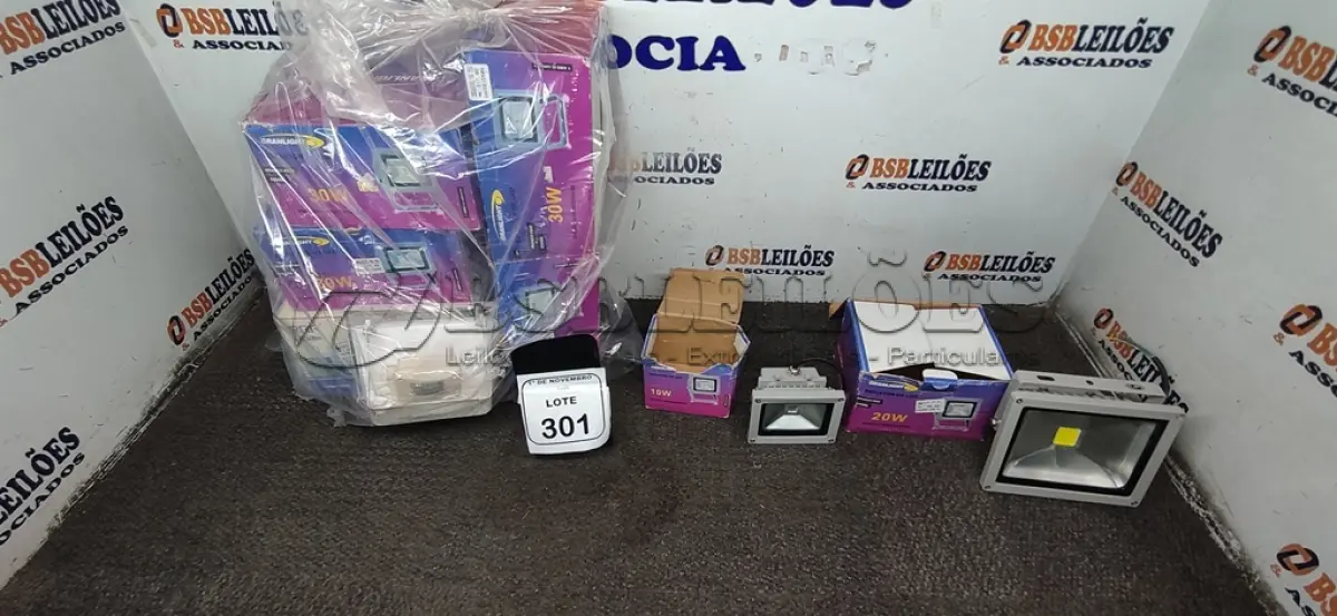 LOTE 301 - 08 REFLETORES LED DE MODELOS DIVERSOS. (NO ESTADO) ATENÇÃO! FAZER A VISITAÇÃO ANTES DE ARREMATAR, NÃO SABEMOS SE FUNCIONA, LEILÃO NÃO TEM GARANTIA E NEM DEVOLUÇÃO, SUJEITO A POSSÍVEIS AVARIAS VISÍVEIS/OCULTAS E/OU AUSÊNCIA DE COMPONENTES.
