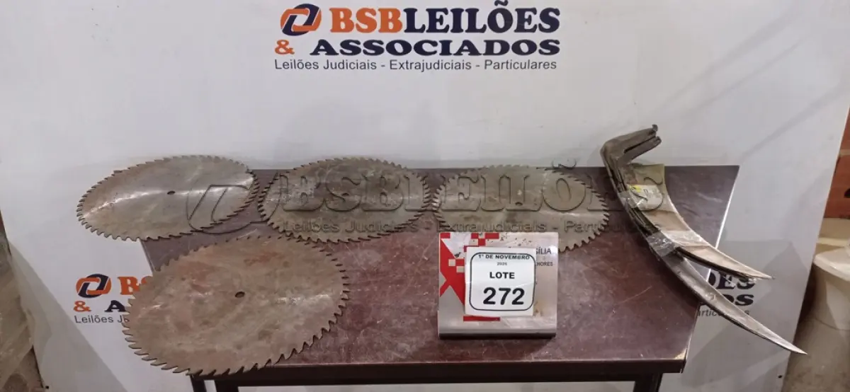 LOTE 272 - 04 FOICES ALFANGE E 04 SERRAS CIRCULARES DE FERRO. (NO ESTADO) ATENÇÃO! FAZER A VISITAÇÃO ANTES DE ARREMATAR, NÃO SABEMOS SE FUNCIONA, LEILÃO NÃO TEM GARANTIA E NEM DEVOLUÇÃO, SUJEITO A POSSÍVEIS AVARIAS VISÍVEIS/OCULTAS E/OU AUSÊNCIA DE COMPONENTES.