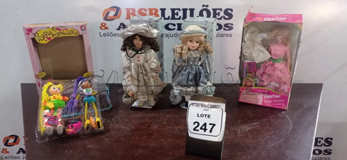 LOTE 247 - 02 BONECAS DE PORCELANA, 01 BONECA BARBIE E 02 BONECAS BETTY SPAGUETTY NA CAIXA. (NO ESTADO) ATENÇÃO! FAZER A VISITAÇÃO ANTES DE ARREMATAR, NÃO SABEMOS SE FUNCIONA, LEILÃO NÃO TEM GARANTIA E NEM DEVOLUÇÃO, SUJEITO A POSSÍVEIS AVARIAS VISÍVEIS/OCULTAS E/OU AUSÊNCIA DE COMPONENTES.