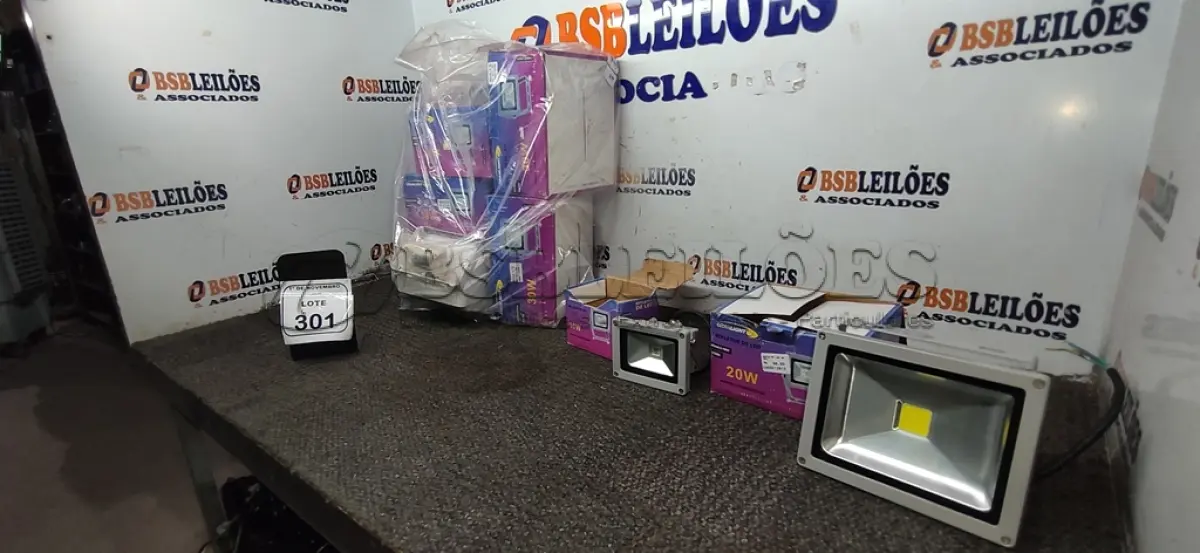 LOTE 301 - 08 REFLETORES LED DE MODELOS DIVERSOS. (NO ESTADO) ATENÇÃO! FAZER A VISITAÇÃO ANTES DE ARREMATAR, NÃO SABEMOS SE FUNCIONA, LEILÃO NÃO TEM GARANTIA E NEM DEVOLUÇÃO, SUJEITO A POSSÍVEIS AVARIAS VISÍVEIS/OCULTAS E/OU AUSÊNCIA DE COMPONENTES.