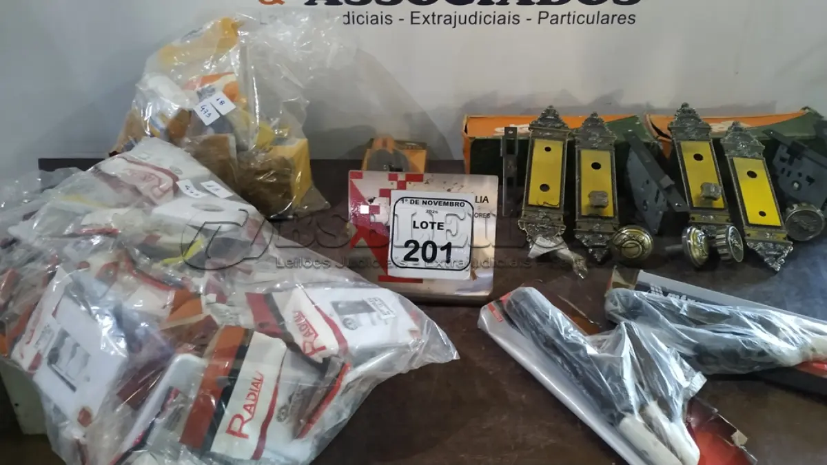 LOTE 201 - 03 PORTAS ELETRODOS, 02 FECHADURAS E GRANDE QUANTIDADE DE INTERRUPTORES E RELÉ FOTOELETRÔNICOS COM SOQUETE. (NO ESTADO) ATENÇÃO! FAZER A VISITAÇÃO ANTES DE ARREMATAR, NÃO SABEMOS SE FUNCIONA, LEILÃO NÃO TEM GARANTIA E NEM DEVOLUÇÃO, SUJEITO A POSSÍVEIS AVARIAS VISÍVEIS/OCULTAS E/OU AUSÊNCIA DE COMPONENTES.