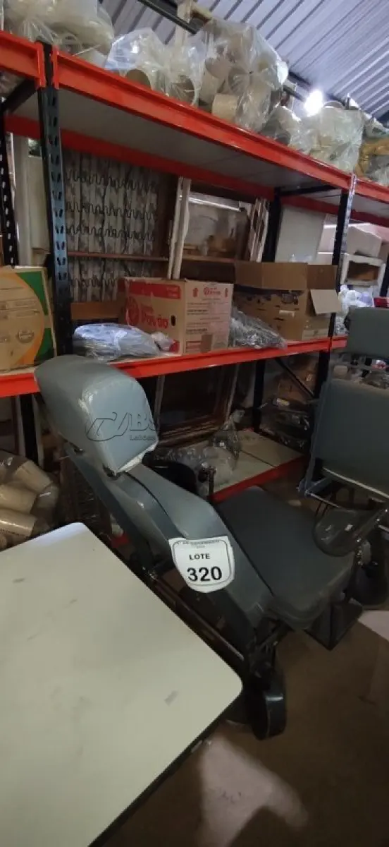 LOTE 320 - 01 POLTRONA DE COLETA DE SANGUE. (NO ESTADO) ATENÇÃO! FAZER A VISITAÇÃO ANTES DE ARREMATAR, NÃO SABEMOS SE FUNCIONA, LEILÃO NÃO TEM GARANTIA E NEM DEVOLUÇÃO, SUJEITO A POSSÍVEIS AVARIAS VISÍVEIS/OCULTAS E/OU AUSÊNCIA DE COMPONENTES.