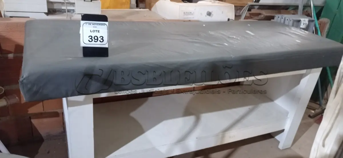 LOTE 393 - 01 MACA DE MASSAGEM COM BASE EM MADEIRA DE 1,90X0,70. (NO ESTADO) ATENÇÃO! FAZER A VISITAÇÃO ANTES DE ARREMATAR, NÃO SABEMOS SE FUNCIONA, LEILÃO NÃO TEM GARANTIA E NEM DEVOLUÇÃO, SUJEITO A POSSÍVEIS AVARIAS VISÍVEIS/OCULTAS E/OU AUSÊNCIA DE COMPONENTES.