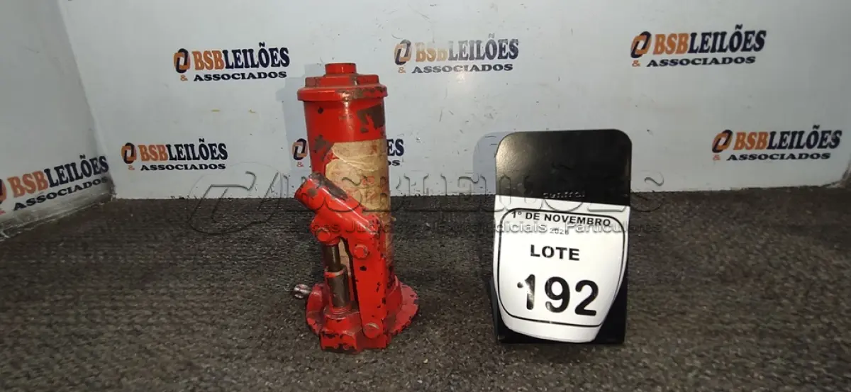 LOTE 192 - 01 MACACO HIDRÁULICO TIPO GARRAFA. (NO ESTADO) ATENÇÃO! FAZER A VISITAÇÃO ANTES DE ARREMATAR, NÃO SABEMOS SE FUNCIONA, LEILÃO NÃO TEM GARANTIA E NEM DEVOLUÇÃO, SUJEITO A POSSÍVEIS AVARIAS VISÍVEIS/OCULTAS E/OU AUSÊNCIA DE COMPONENTES.