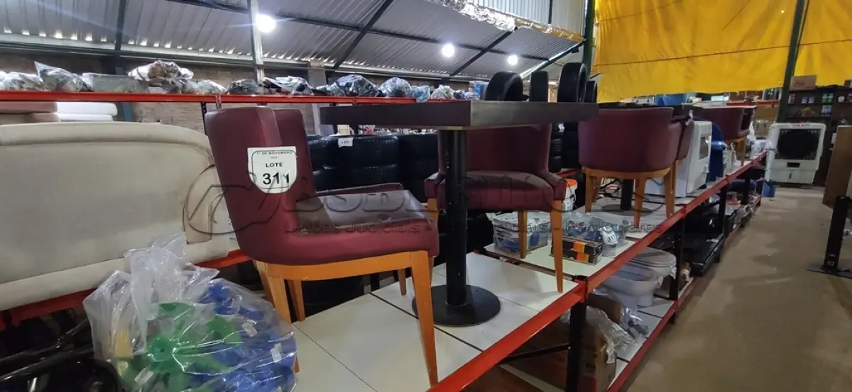 LOTE 311 - 02 CADEIRAS DE MADEIRA COM ASSENTOS ALMOFADADOS E 01 MESA DE MADEIRA COM TAMPO DE 70X68 CM. (NO ESTADO) ATENÇÃO! FAZER A VISITAÇÃO ANTES DE ARREMATAR, NÃO SABEMOS SE FUNCIONA, LEILÃO NÃO TEM GARANTIA E NEM DEVOLUÇÃO, SUJEITO A POSSÍVEIS AVARIAS VISÍVEIS/OCULTAS E/OU AUSÊNCIA DE COMPONENTES.