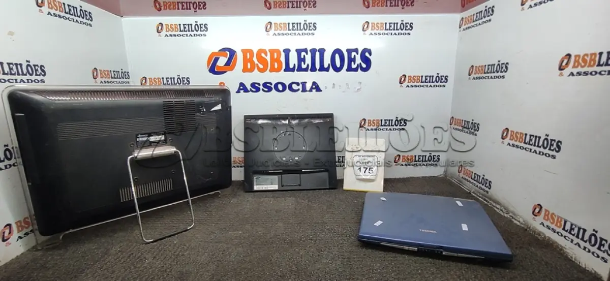 LOTE 175 - 01 COMPUTADOR ALL IN ONE MARCA ARQUIMEDES, 01 NOTEBOOK MARCA TOSHIBA E 01 MONITOR MARCA SAMSUNG. (NO ESTADO) ATENÇÃO! FAZER A VISITAÇÃO ANTES DE ARREMATAR, NÃO SABEMOS SE FUNCIONA, LEILÃO NÃO TEM GARANTIA E NEM DEVOLUÇÃO, SUJEITO A POSSÍVEIS AVARIAS VISÍVEIS/OCULTAS E/OU AUSÊNCIA DE COMPONENTES.