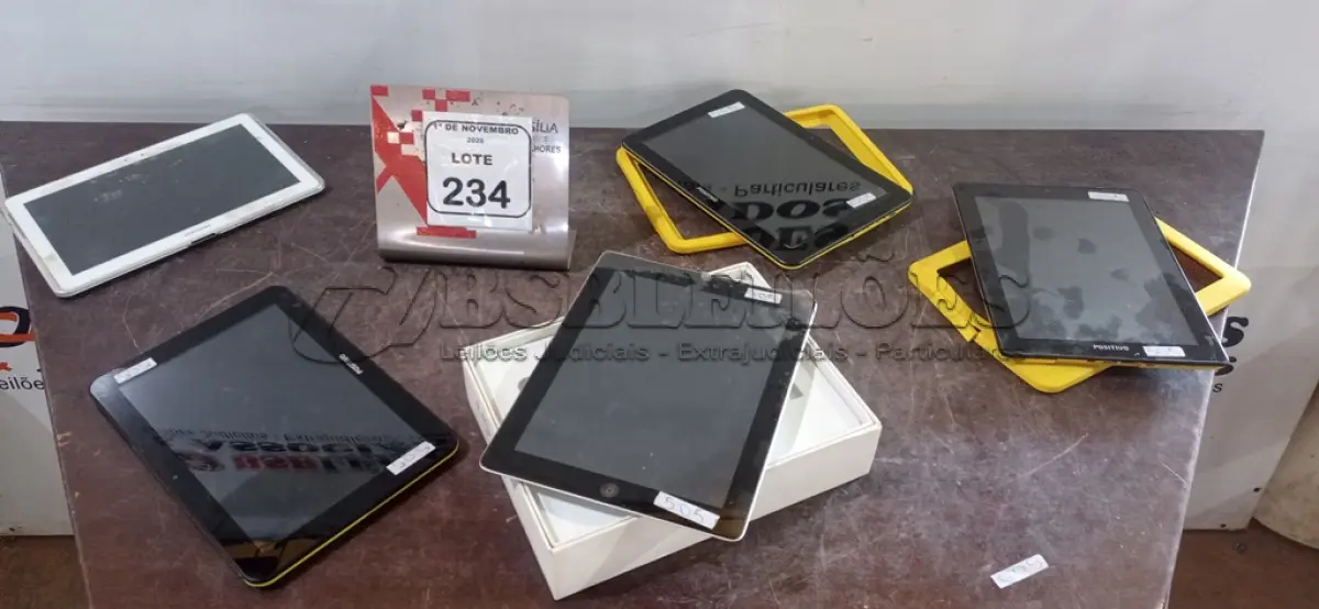 LOTE 234 - 01 IPAD APPLE E 04 TABLETS DE MARCAS E MODELOS DIVERSOS. (NO ESTADO) ATENÇÃO! FAZER A VISITAÇÃO ANTES DE ARREMATAR, NÃO SABEMOS SE FUNCIONA, LEILÃO NÃO TEM GARANTIA E NEM DEVOLUÇÃO, SUJEITO A POSSÍVEIS AVARIAS VISÍVEIS/OCULTAS E/OU AUSÊNCIA DE COMPONENTES.