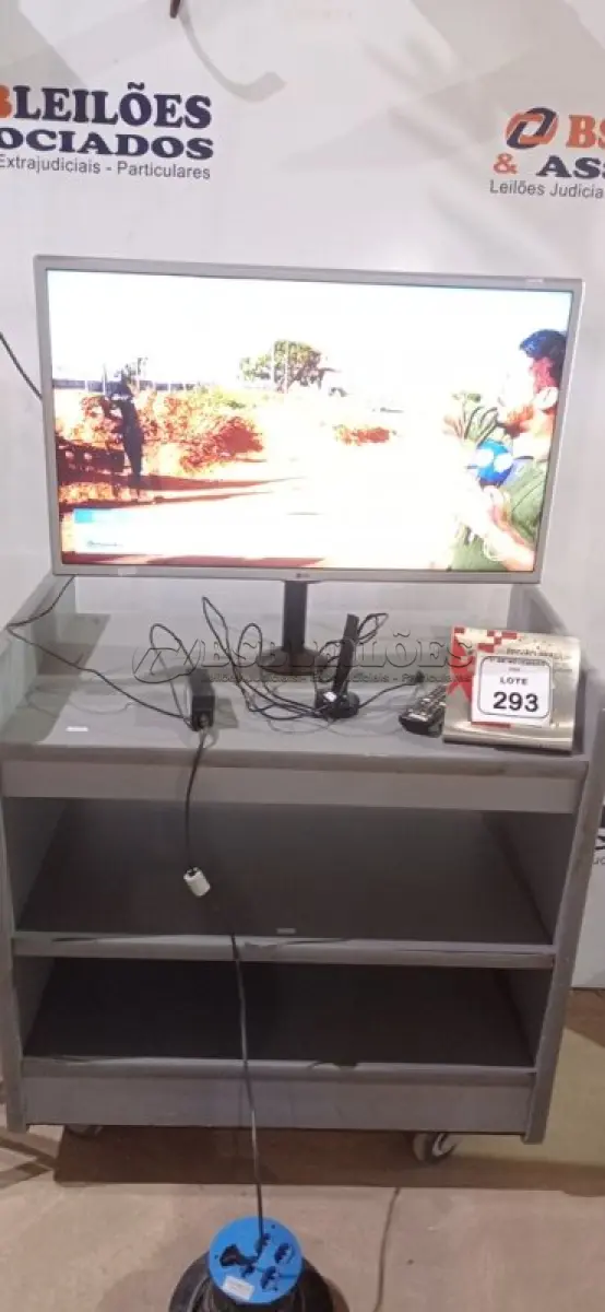 LOTE 293 - 01 CARRINHO DE MADEIRA COM 02 PRATELEIRAS COM 01 TV DE 32’’ MARCA LG ACOPLADA. (NO ESTADO) ATENÇÃO! FAZER A VISITAÇÃO ANTES DE ARREMATAR, NÃO SABEMOS SE FUNCIONA, LEILÃO NÃO TEM GARANTIA E NEM DEVOLUÇÃO, SUJEITO A POSSÍVEIS AVARIAS VISÍVEIS/OCULTAS E/OU AUSÊNCIA DE COMPONENTES.
