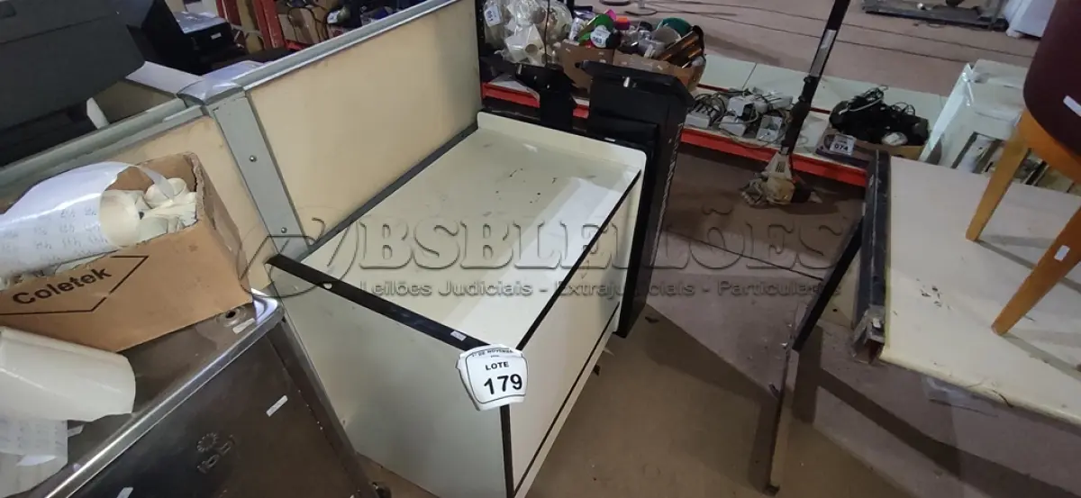 LOTE 179 - 01 CARRINHO DE MADEIRA COM 02 PRATELEIRAS E 02 BASES DE TERMINAIS DE AUTOATENDIMENTO. (NO ESTADO) ATENÇÃO! FAZER A VISITAÇÃO ANTES DE ARREMATAR, NÃO SABEMOS SE FUNCIONA, LEILÃO NÃO TEM GARANTIA E NEM DEVOLUÇÃO, SUJEITO A POSSÍVEIS AVARIAS VISÍVEIS/OCULTAS E/OU AUSÊNCIA DE COMPONENTES.