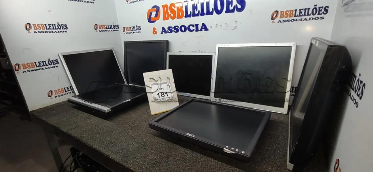 LOTE 181 - 07 MONITORES DE MARCAS E MODELOS DIVERSOS. (NO ESTADO) ATENÇÃO! FAZER A VISITAÇÃO ANTES DE ARREMATAR, NÃO SABEMOS SE FUNCIONA, LEILÃO NÃO TEM GARANTIA E NEM DEVOLUÇÃO, SUJEITO A POSSÍVEIS AVARIAS VISÍVEIS/OCULTAS E/OU AUSÊNCIA DE COMPONENTES.